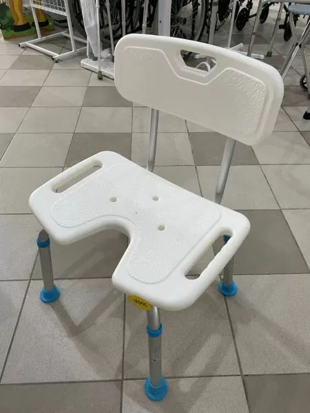 Стул для ванны c гигиеническим вырезом Ortonica Lux-605 с небольшим отверстием в сиденье %