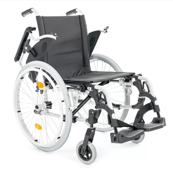 Кресло-коляска МЕТ STABLE, артикул 20460, с регулировкой высоты подлокотников, ширина сиденья 43 см, колеса пневматические